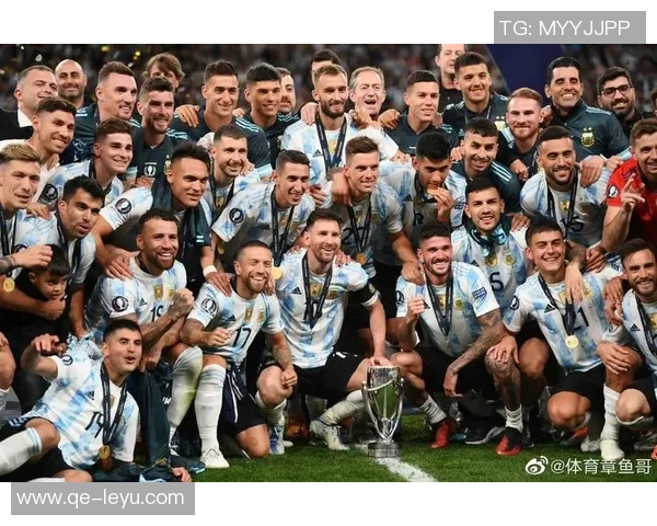 15岁卡布拉尔荣获梅西杯冠军最佳射手与MVP合照引发热议