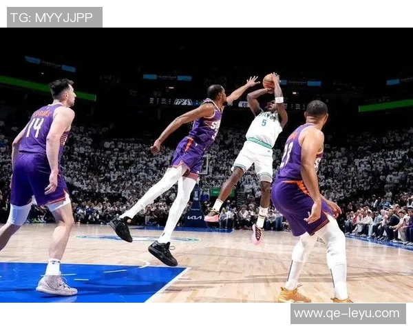 克拉克斯顿表现出色14投8中砍下21分8篮板4助攻2抢断2盖帽