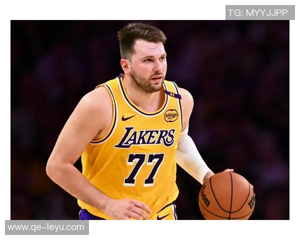 东契奇训练时单脚投三分球10米远险些命中引发里夫斯惊叹